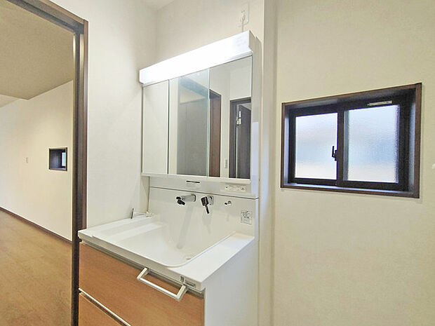 三面鏡にハンドシャワー付き、 使いやすい洗面台。 