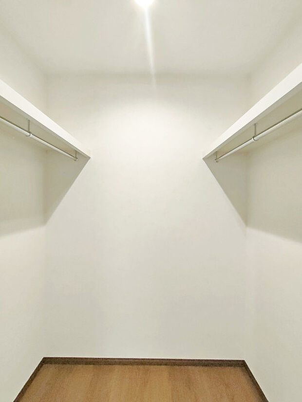 季節物の衣類もスッキリ収納できる、ウォークインクローゼット。 