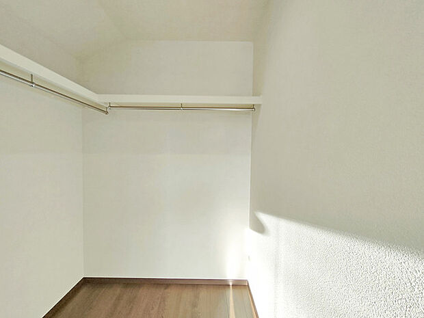 収納力と使い勝手がうれしいウォークインクローゼットがあります 