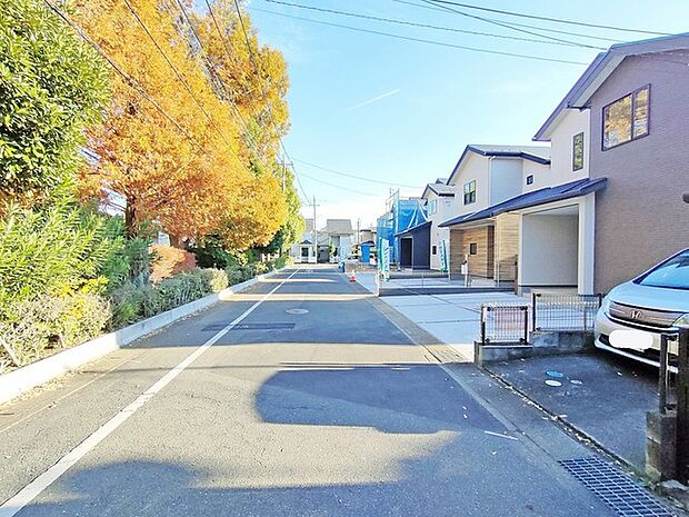 車通りの少ない閑静な住宅地、のびのびした子育てに適します。