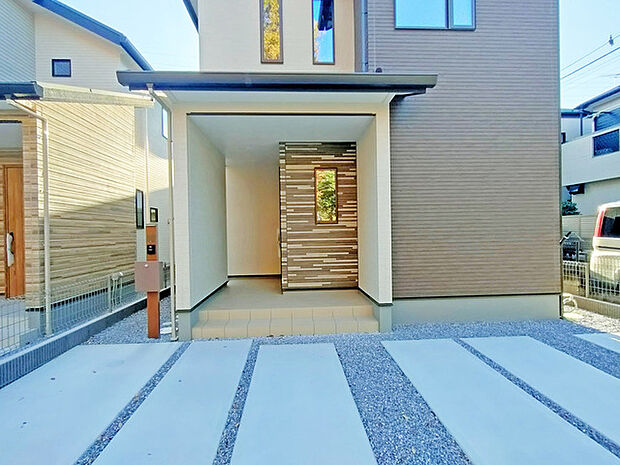 車通りの少ない閑静な住宅地、のびのびした子育てに適します。 