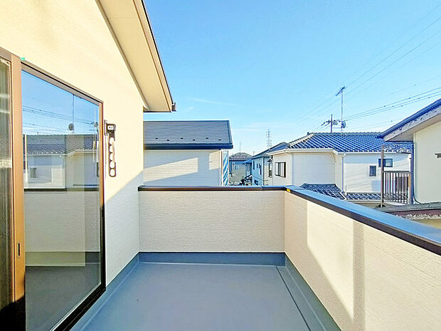 ゆとりの広さを確保したバルコニー。お布団を干すのも、この広さならラクラク。 