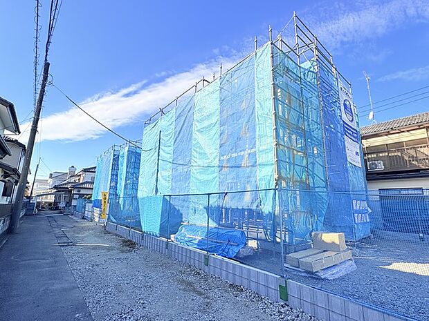 幅員の狭い道ですが、車通りの少ない住宅街に立地してます。