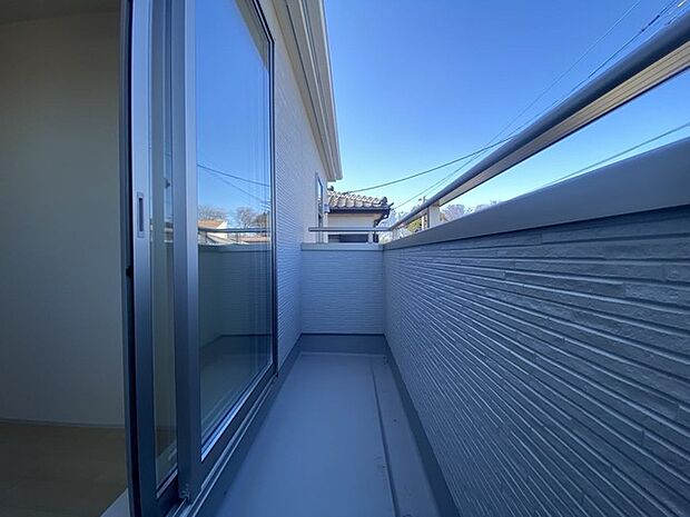 らくらくお洗濯を助ける広いバルコニー。