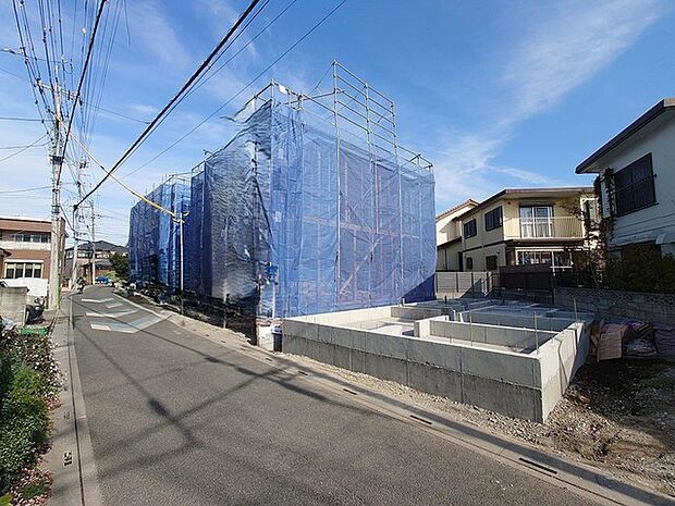 幅員の狭い道ですが、車通りの少ない住宅街に立地してます。 