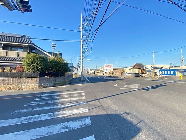 前面道路は歩道も整備され、小さなお子様にも安心です。 