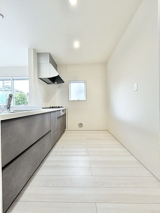 カウンターからはリビングが広く見渡せ、ご家族とのコミュニケーションも弾みます。