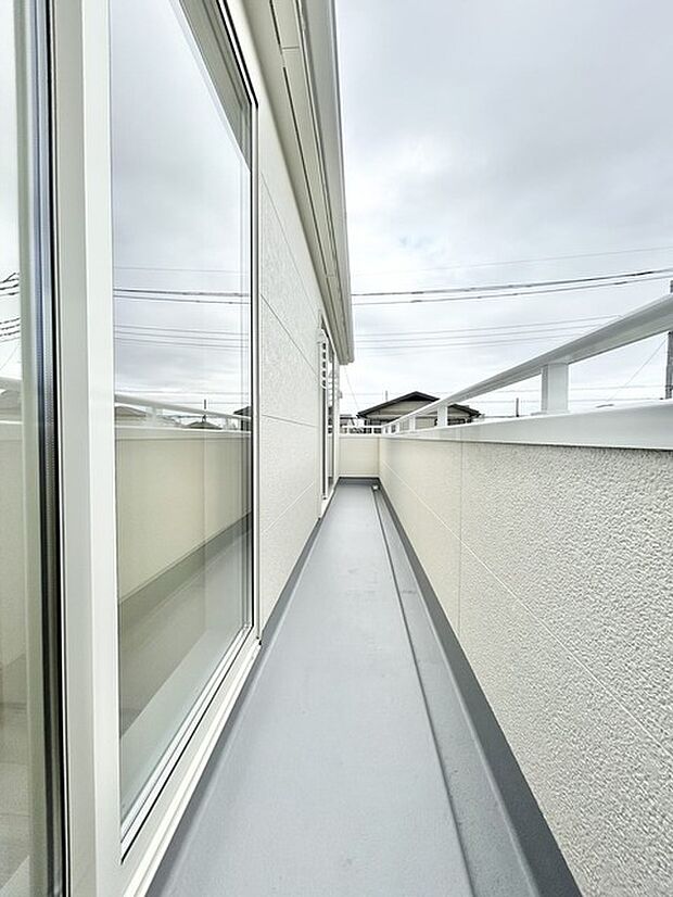 らくらくお洗濯を助ける広いバルコニー。