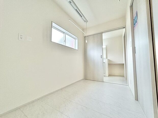 洗面室にはうれしいリネン収納があります。