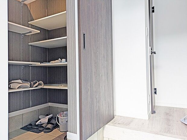 玄関がいつも片づく大容量シューズボックス。 