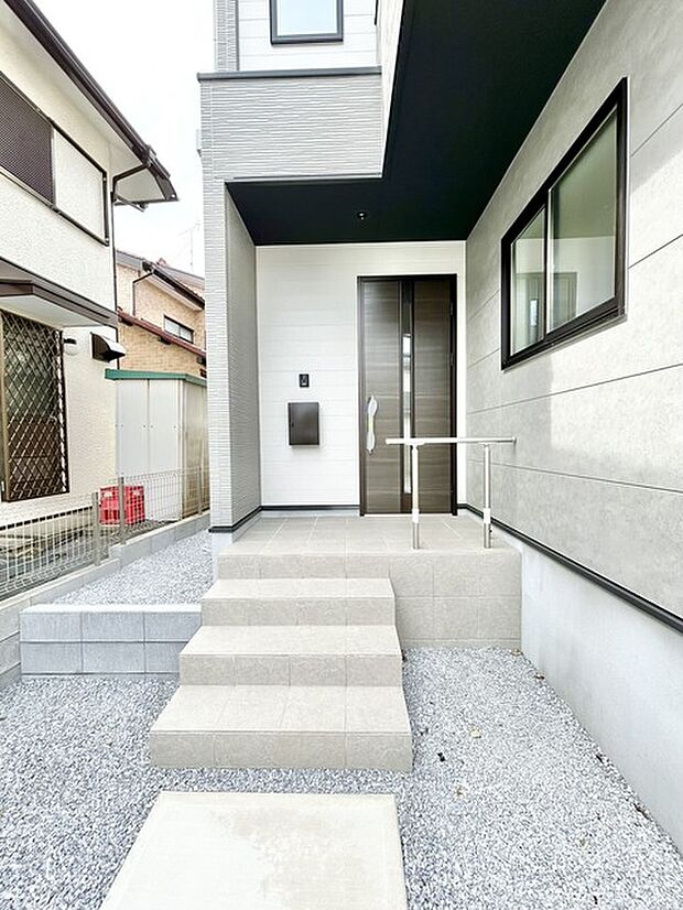 この扉を開けると、新築の木の匂いが待ってます。