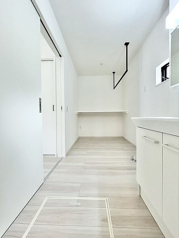 洗面室にはうれしいリネン収納があります。