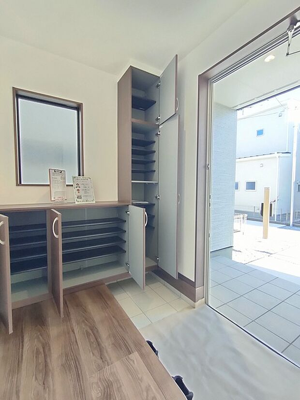 靴がしっかり収まるから、散らかりがちな玄関もスッキリ。