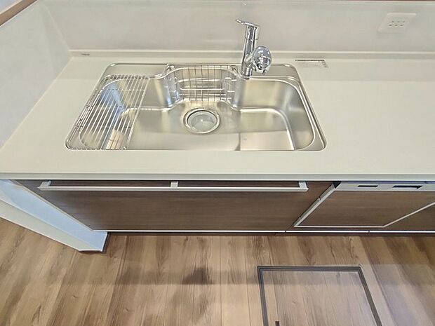 新築ならでは特典。未使用でスベスベの人造大理石を撫でてみてください。