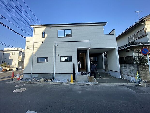 吹き抜けのある開放的な物件。LDK23帖と広々としております。