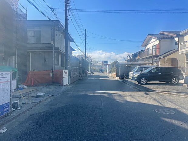 車通りの少ない閑静な住宅地、のびのびした子育てにも適します。