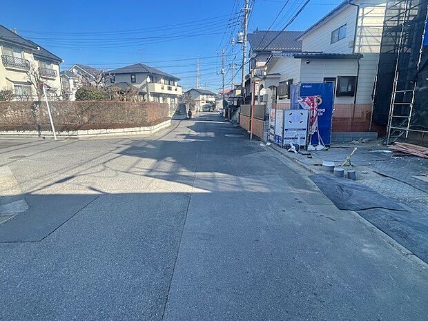 駐車が苦手な方にも嬉しい、前面約6m道路に面した住まい。