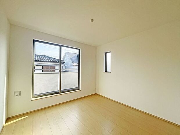 新築の木の匂いのする室内。写真では伝わらないので、ぜひ現地でお確かめください。