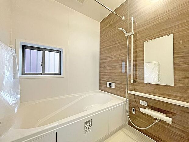 広々1坪タイプのゆったり浴室ユニット。防カビ・抗菌素材なのもうれしい。