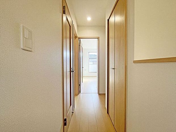 廊下や玄関の共用部には、こんな収納があるととっても便利です。