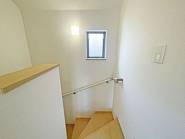 階段には手すりがついています