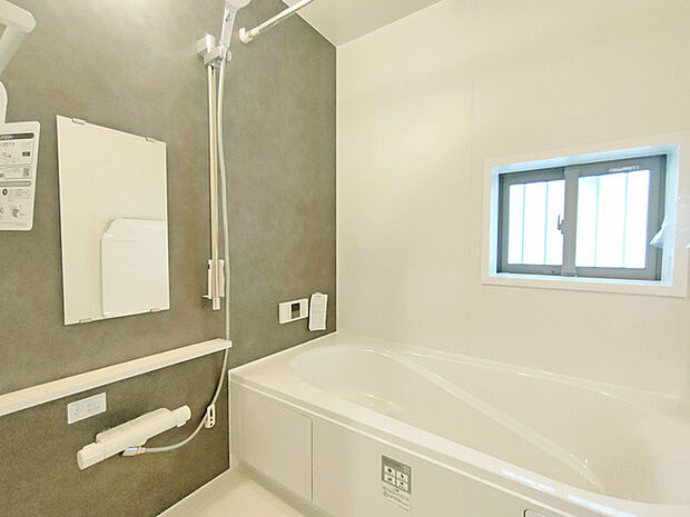 一日の疲れを癒す浴室は、広々1坪以上。 