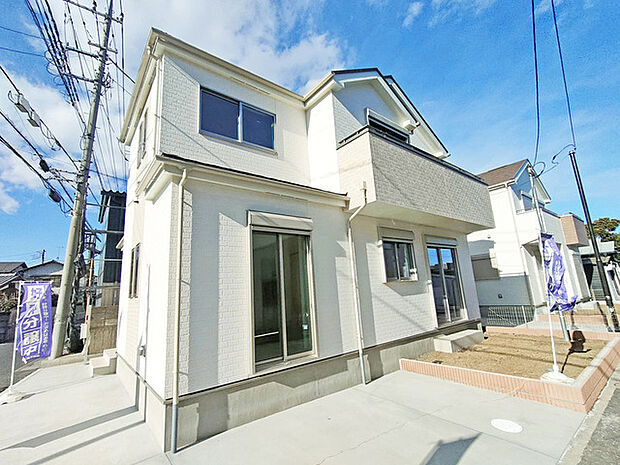 セカンドカーにも便利、駐車2台可の敷地。 