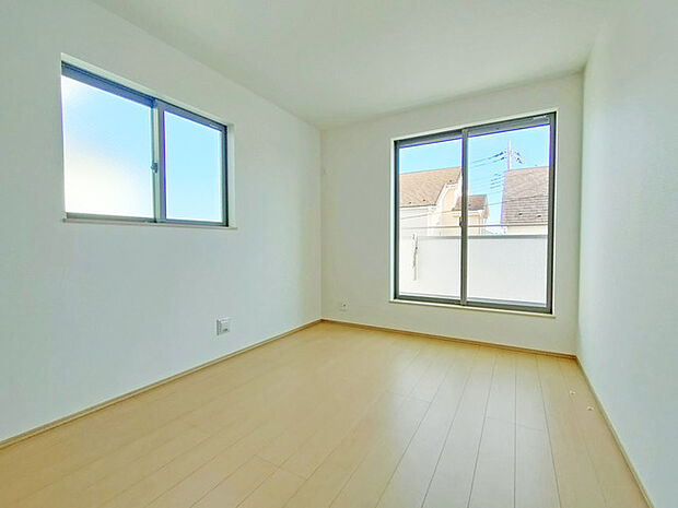 大きな窓から明るい日差しが差し込みます