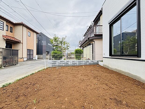 広々とした南庭は、太陽の下のリビングかもしれません。