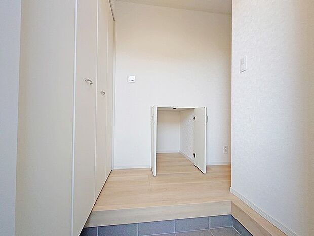 玄関を開けたら便利な収納スペースがあります。