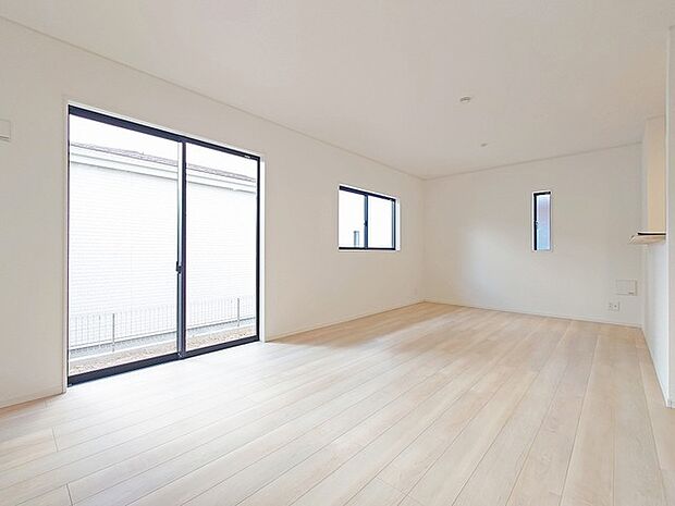 大きな窓を配置、明るいリビングが出来ました。