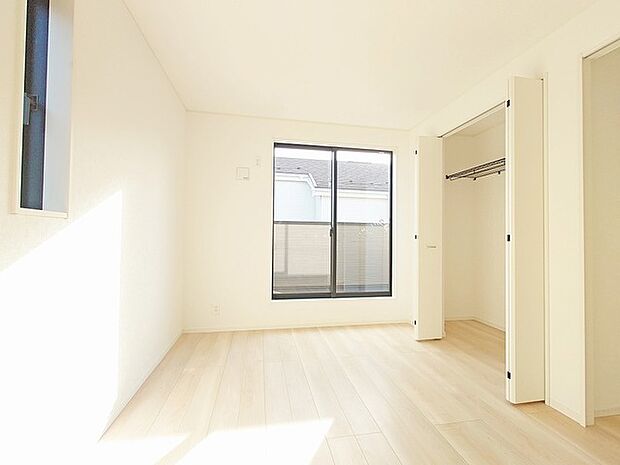 ベッドを置いても、まだゆとりが持てる大きさの主寝室。 