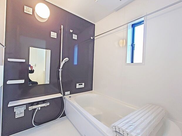 広々1坪タイプのゆったり浴室ユニット。防カビ・抗菌素材なのもうれしい。