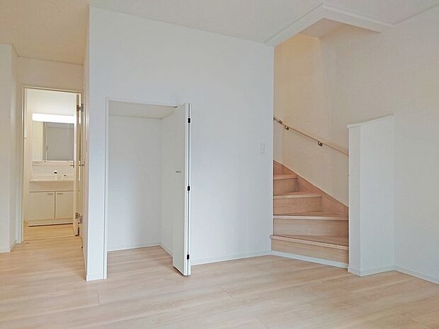 何かとものがあふれやすいリビングに、ちょっと一工夫。うれしい収納空間。 