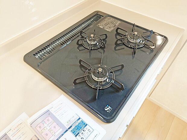 お掃除のしやすいフラットタイプの3口コンロです