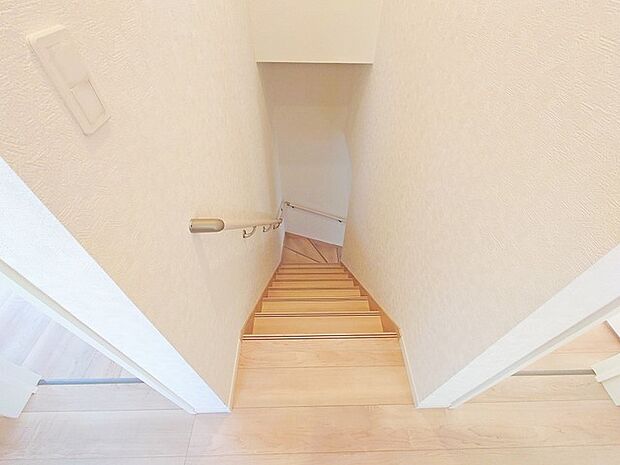 階段には手すりがついています 