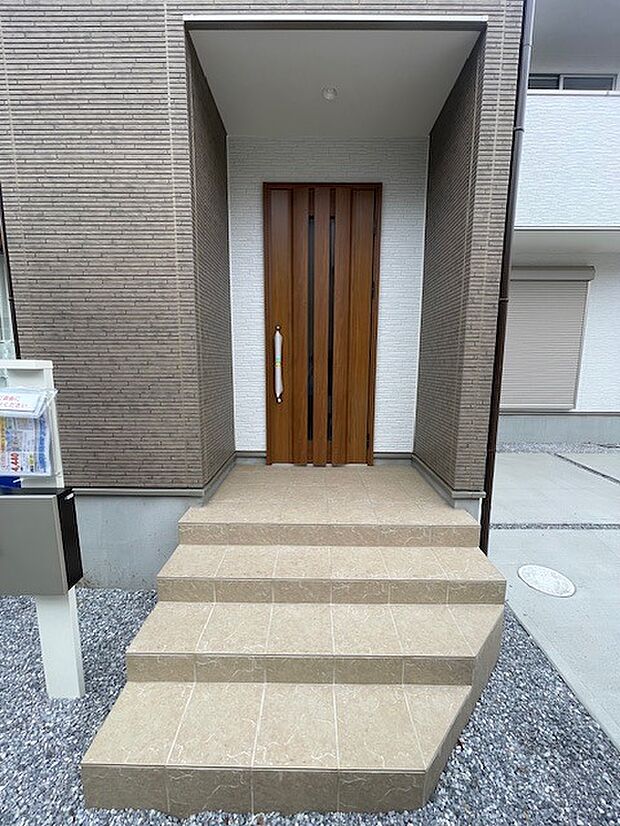 アプローチからの玄関がおしゃれな住宅。出発も帰宅も楽しみになるかも。
