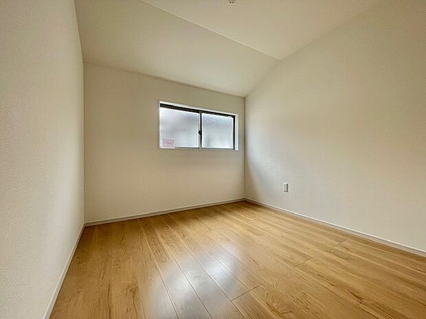 子供部屋に丁度良いサイズの洋室。
