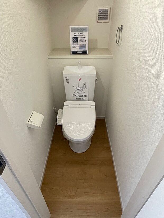 もちろんウォシュレット機能付き。憩いの場としてひそかに注目度の高いお手洗いにもご注目ください。