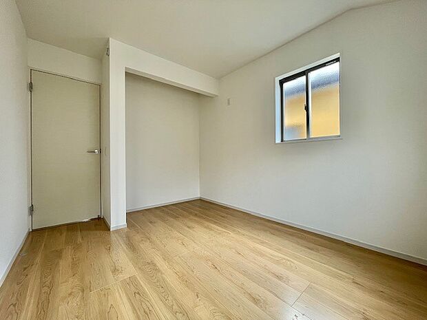 今からここを誰のお部屋にしようか、そんな洋室です。