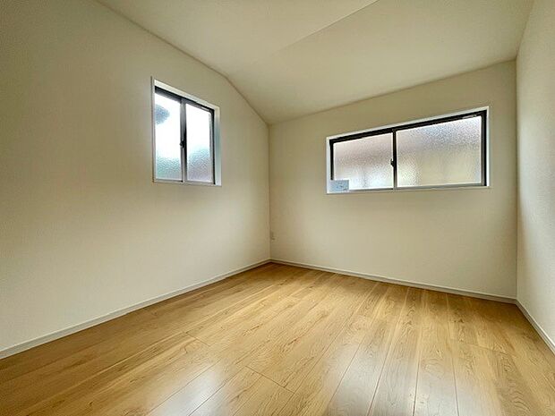 床材はワックス不要タイプ。お手入れが楽になる建材を使って建てました。