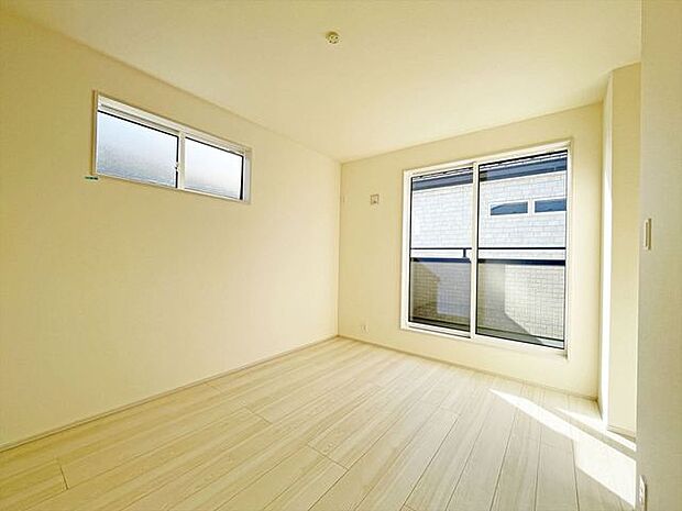 新築の木の匂いのする室内。写真では伝わらないので、ぜひ現地でお確かめください。