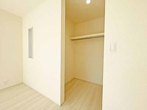 収納力と使い勝手がうれしいウォークインクローゼットがあります