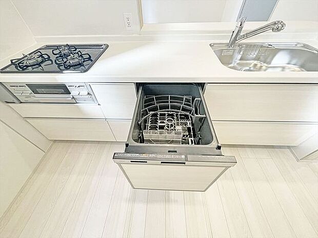 省エネ ・ 衛生的な食器洗乾燥機付。