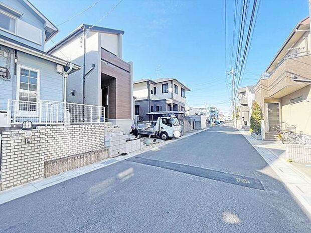 幹線道路から1本入った現地は、想像以上に静かに感じられます。