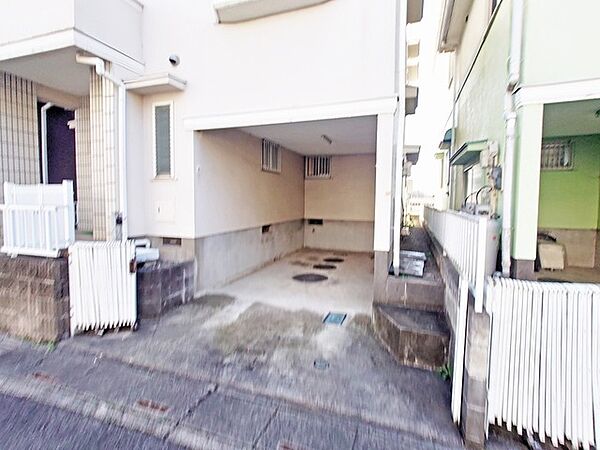 マイカースペースを1台分確保。現地で車幅と共にご確認ください。