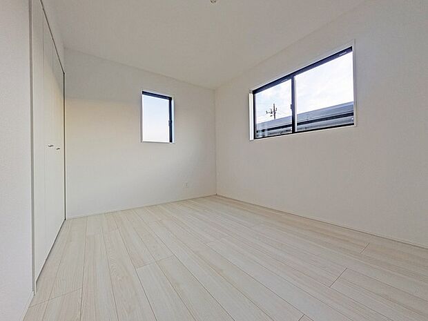 新築の木の匂いのする室内。写真では伝わらないので、ぜひ現地でお確かめください。