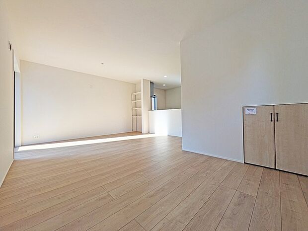 大画面TVの配置も可能なワイドリビング。