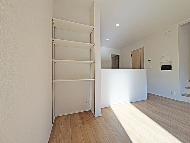 何かとものがあふれやすいリビングに、ちょっと一工夫。うれしい収納空間。