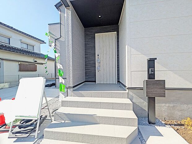 ポーチのついた新築分譲物件。玄関の印象はいかがでしょうか？入口からご覧ください。 
